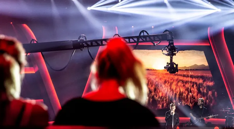 Newton stabilized remote head above a live audience
